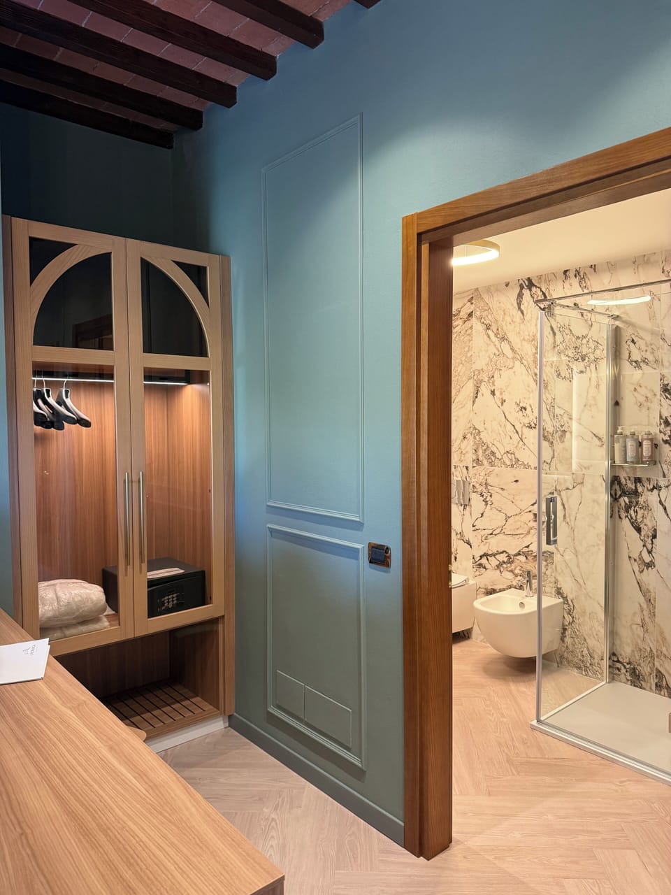 Deluxe Room | Free minibar, in-room safe, desk, blackout drapes