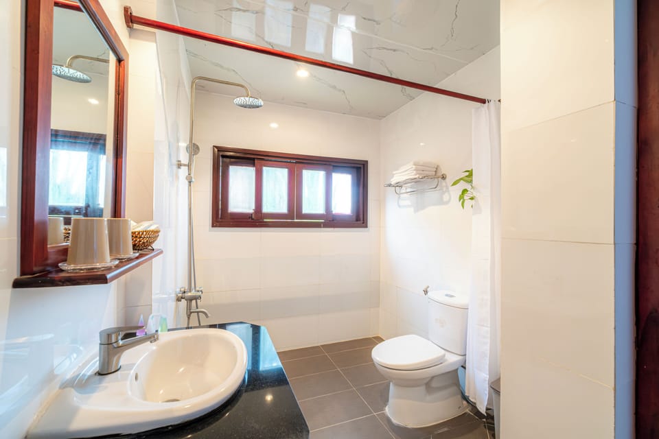 Beach Bungalow | Bathroom | Shower, free toiletries, hair dryer, slippers