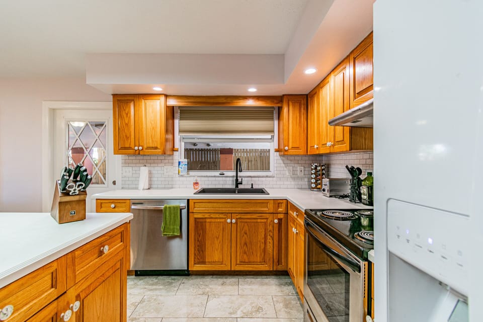 Large Kitchen with island and dining table
