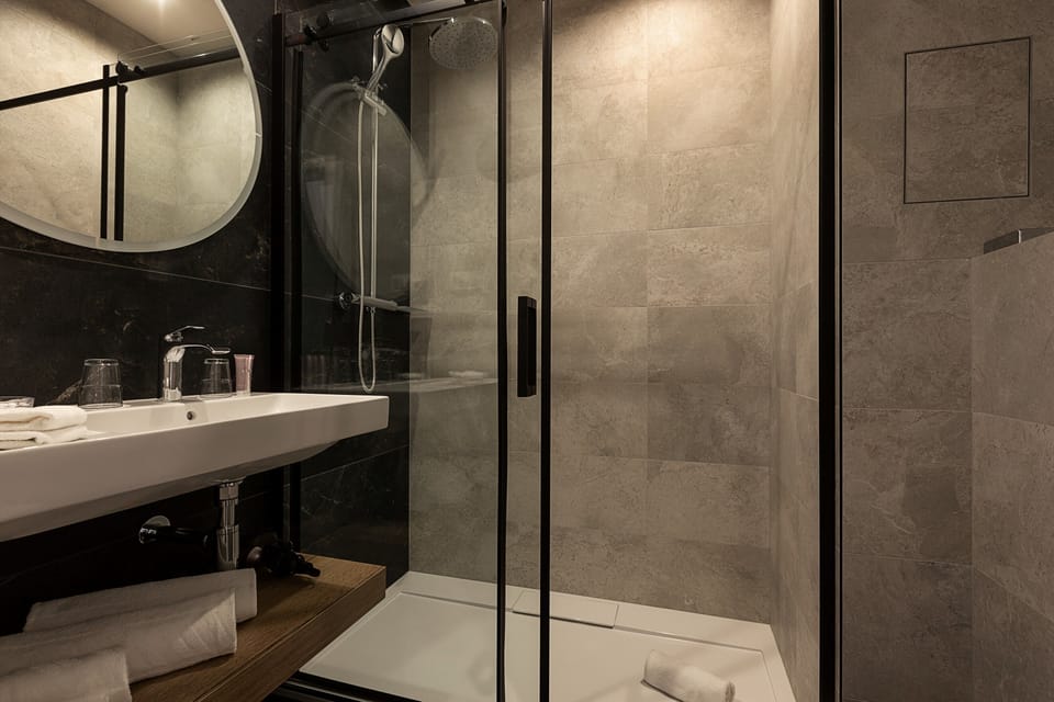 Standard Double Room | Bathroom | Combined shower/tub, designer toiletries, hair dryer, bathrobes