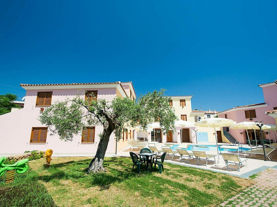 Swimming Pool, Town, Residential Area, Resort, Outdoor Furniture, Human Settlement, Estate, Umbrella, Hacienda, Sunlounger