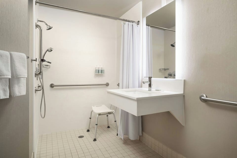 Combined shower/tub, free toiletries, hair dryer, towels