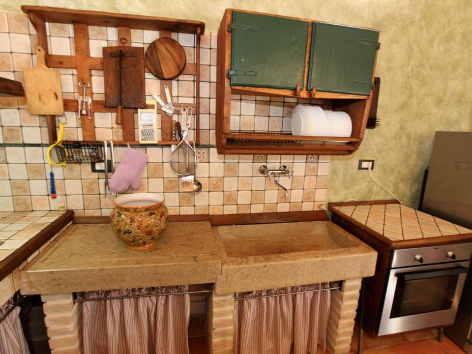 Cottage | Private kitchen | Oven