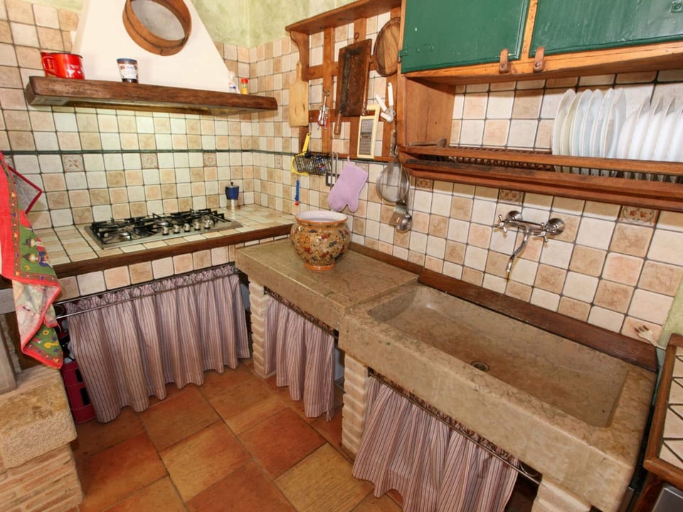 Cottage | Private kitchen | Oven