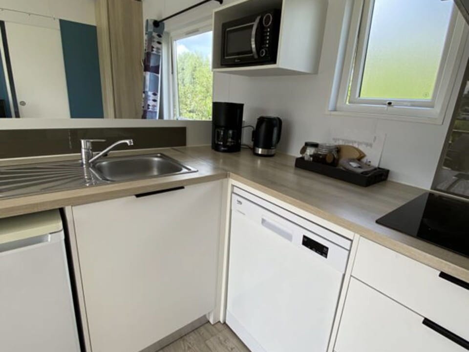 Kitchen Sink, Sink, Cabinetry, Property, Countertop, Window, Tap, Kitchen, Kitchen Stove, Interior Design