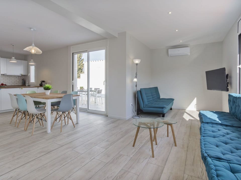 Room, Property, Furniture, Floor, Building, Interior Design, House, Wood Flooring, Table, Living Room