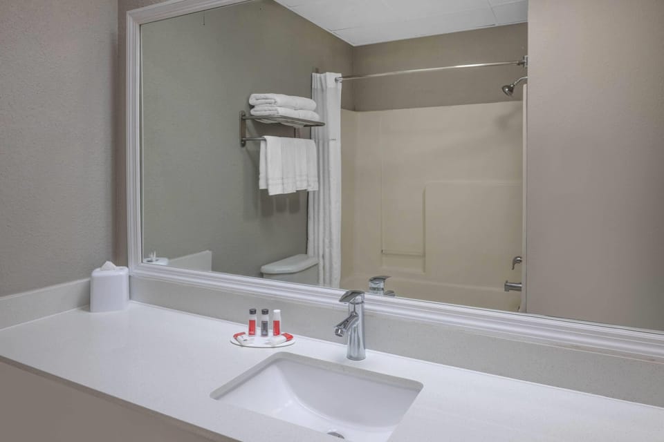 Combined shower/tub, free toiletries, hair dryer, towels