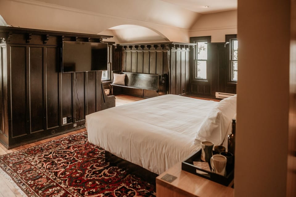 Standard Room, 1 King Bed | Iron/ironing board (on request), WiFi (free), bed sheets