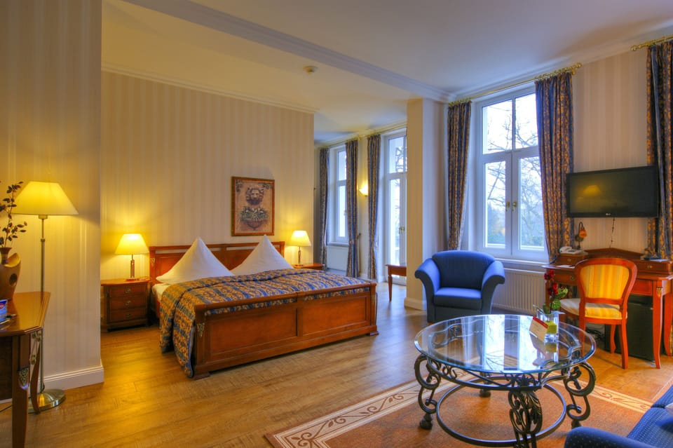 Junior Suite | In-room safe, individually furnished, blackout drapes, soundproofing