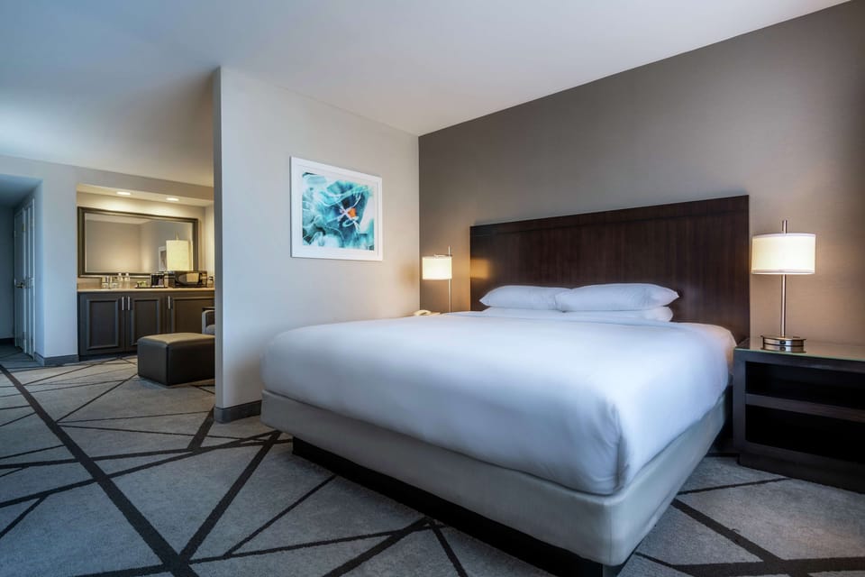 Junior Suite, 1 King Bed | In-room safe, desk, laptop workspace, iron/ironing board