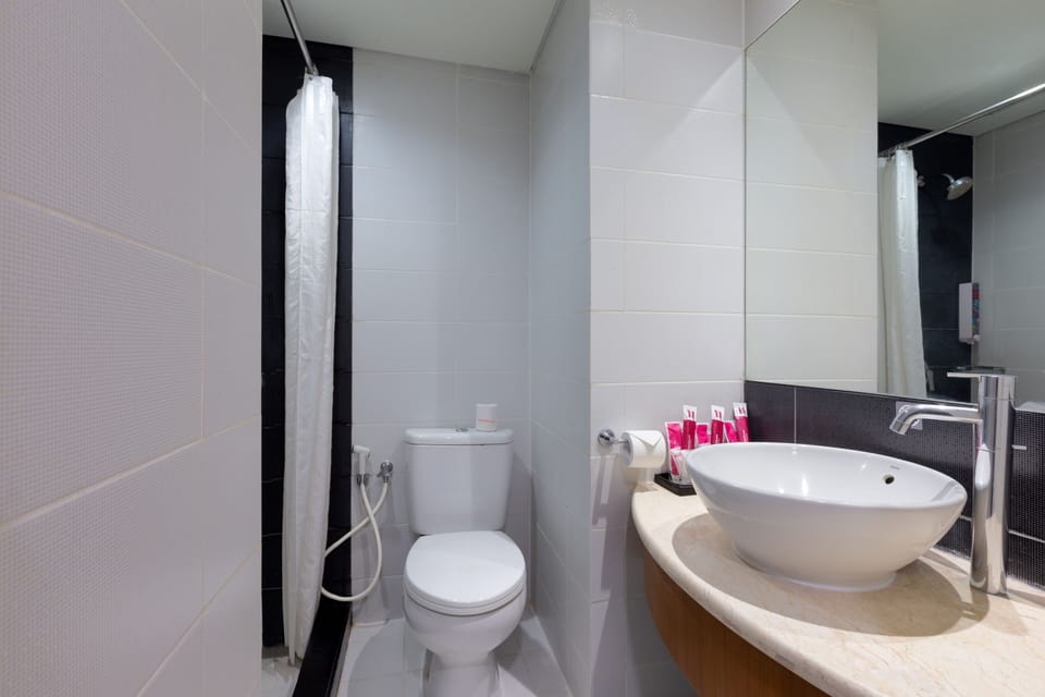 Family Room | Bathroom | Shower, rainfall showerhead, free toiletries, towels
