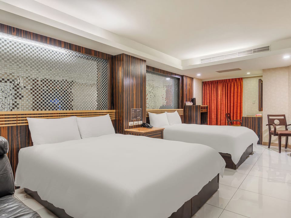 Deluxe Quadruple Room-Without Window | Desk, blackout drapes, soundproofing, WiFi (free)