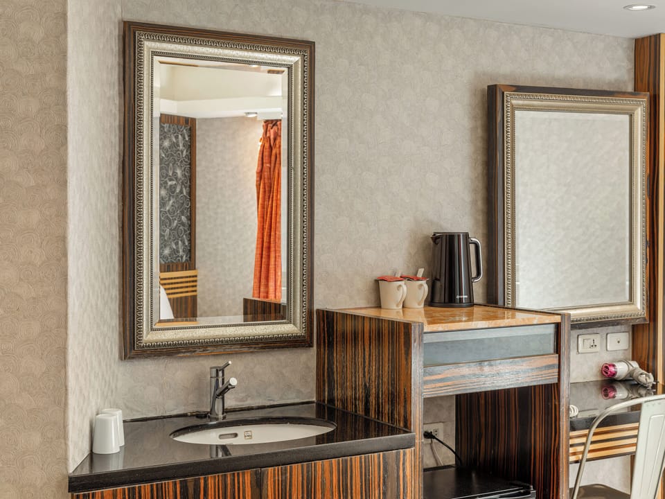 Classic Double or Twin Room | Desk, blackout drapes, soundproofing, WiFi (free)