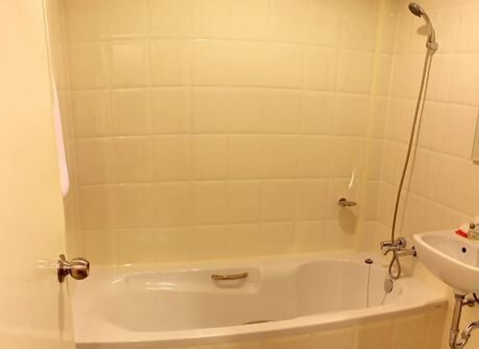 Deep soaking bathtub