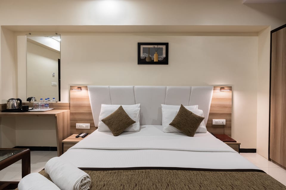 Business Double Room | Memory foam beds, in-room safe, individually furnished, rollaway beds