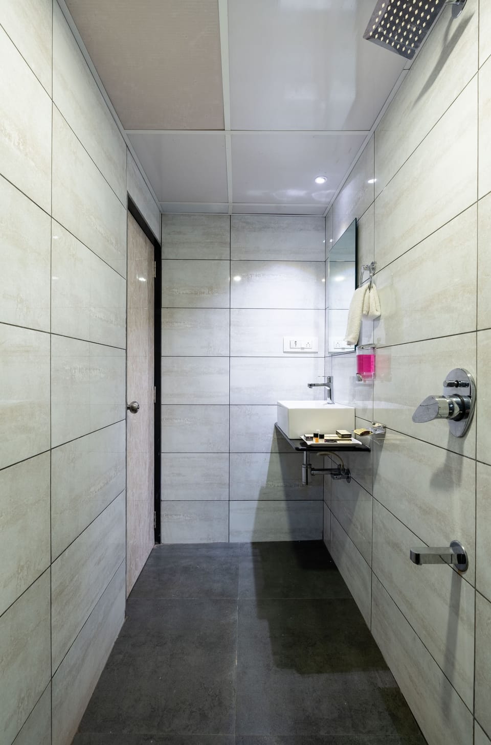 Deluxe Room | Bathroom | Combined shower/tub, rainfall showerhead, free toiletries, towels