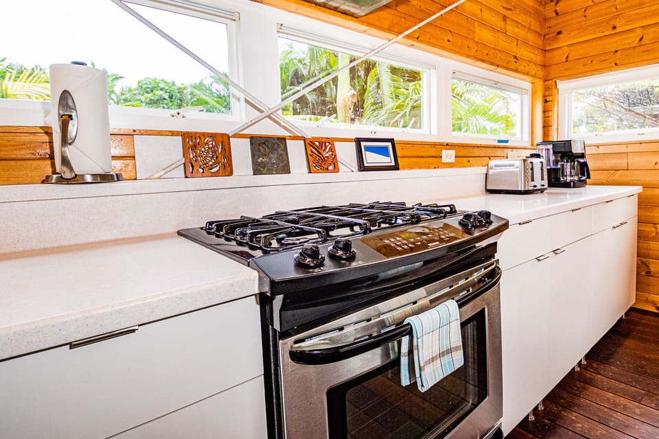 Well equipped kitchen with gas range