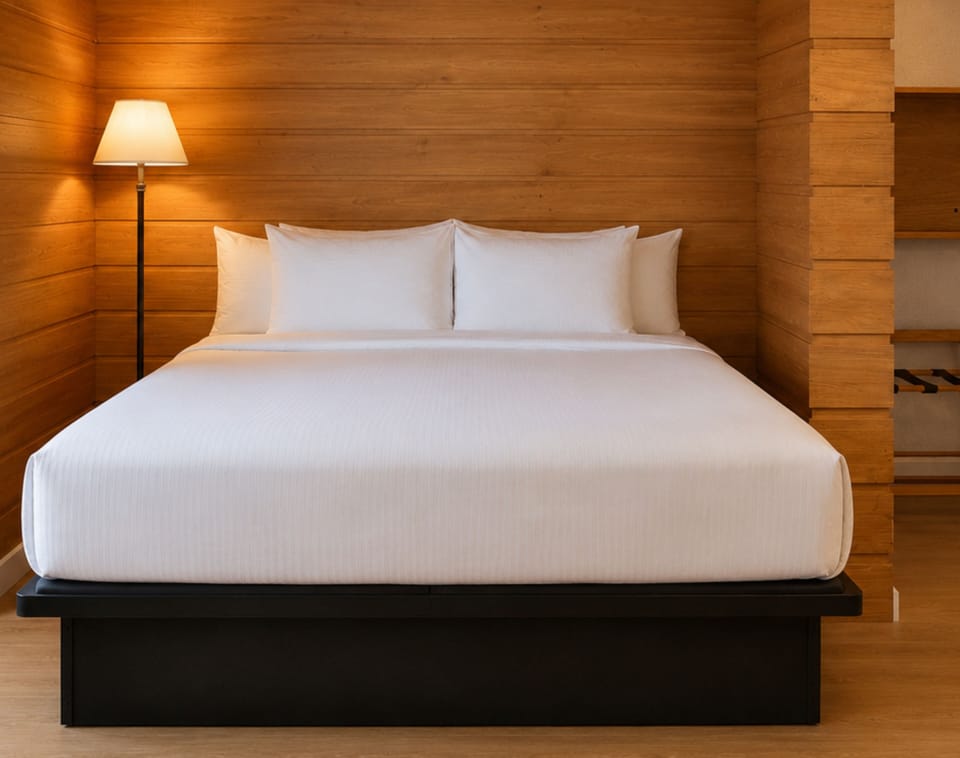 Classic Room, 1 King Bed | Desk, laptop workspace, blackout drapes, soundproofing