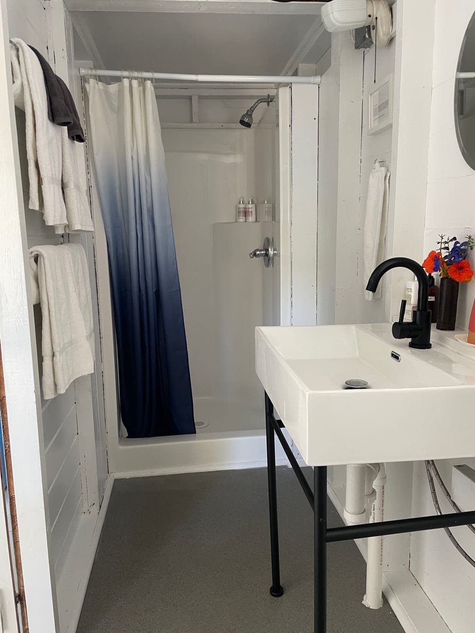 Standard Cabin, 1 Queen Bed, Non Smoking (The Classic Cabin) | Bathroom | Towels