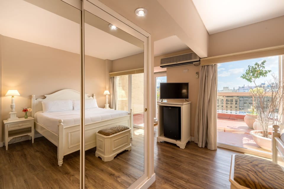 Suite | Minibar, in-room safe, desk, soundproofing