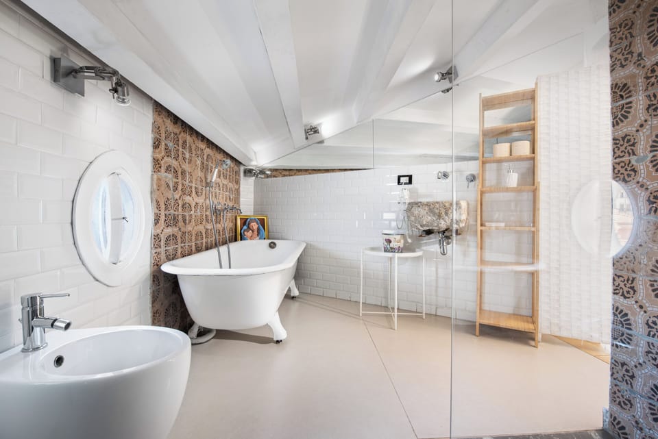 Basic Double Room | Bathroom | Shower, rainfall showerhead, free toiletries, hair dryer