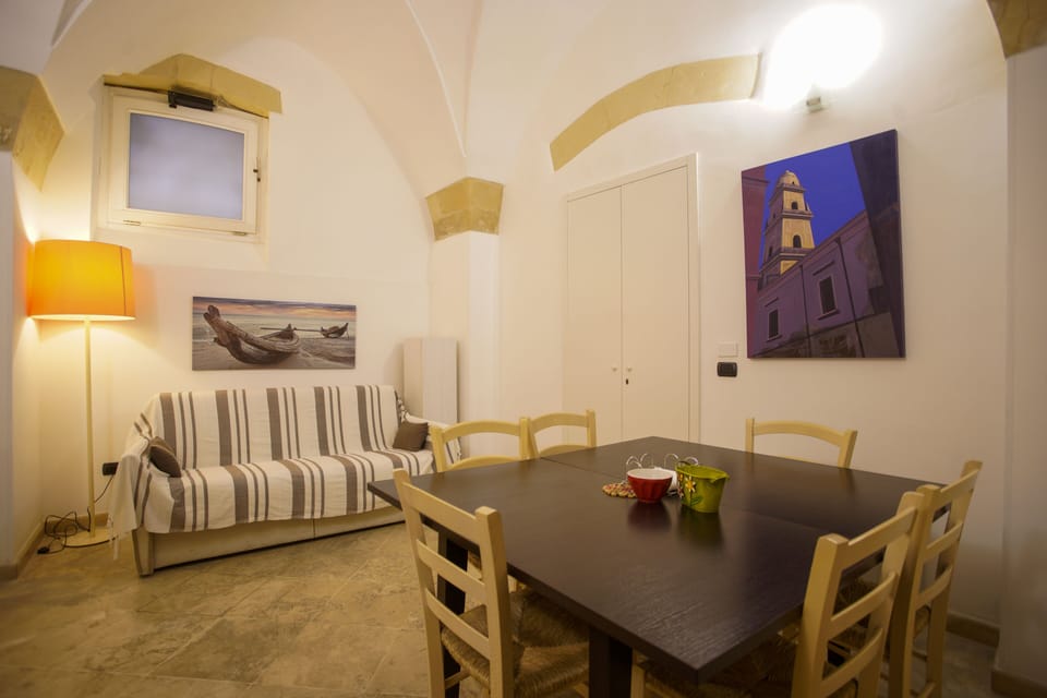 Design Double Room | Living area | 22-inch LCD TV with cable channels, TV