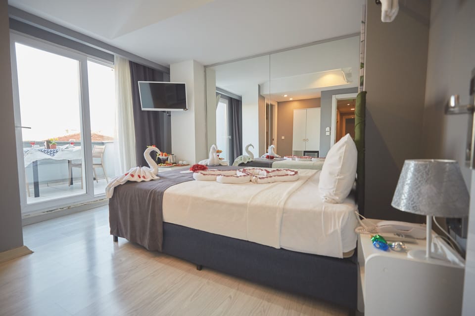 Standard Room, 1 Bedroom, Lanai, Partial Sea View (with balcony) | Premium bedding, minibar, in-room safe, laptop workspace