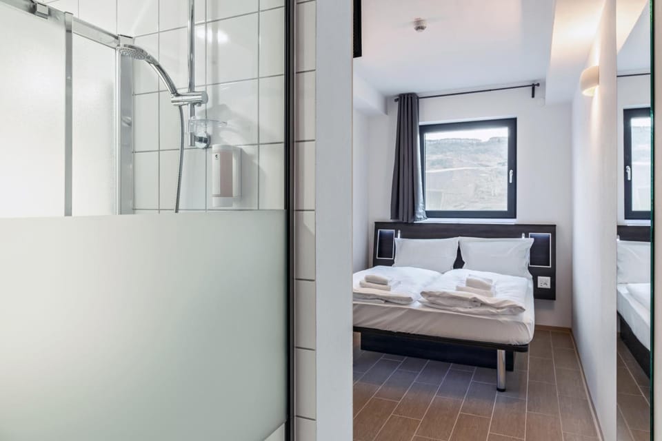 Basic Single Room | Soundproofing, free WiFi, bed sheets