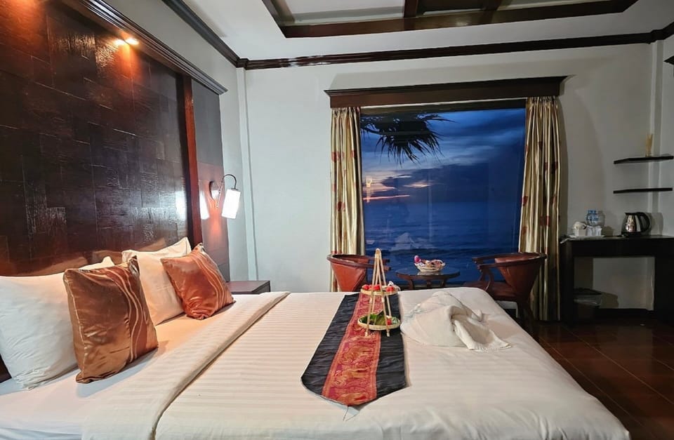 Deluxe Beach Front | Minibar, desk, rollaway beds, free WiFi