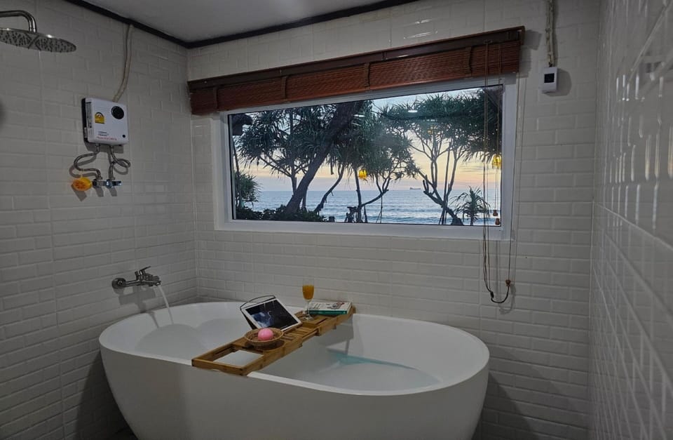 Deluxe Beach Front | Bathroom | Shower, hair dryer, bidet, towels