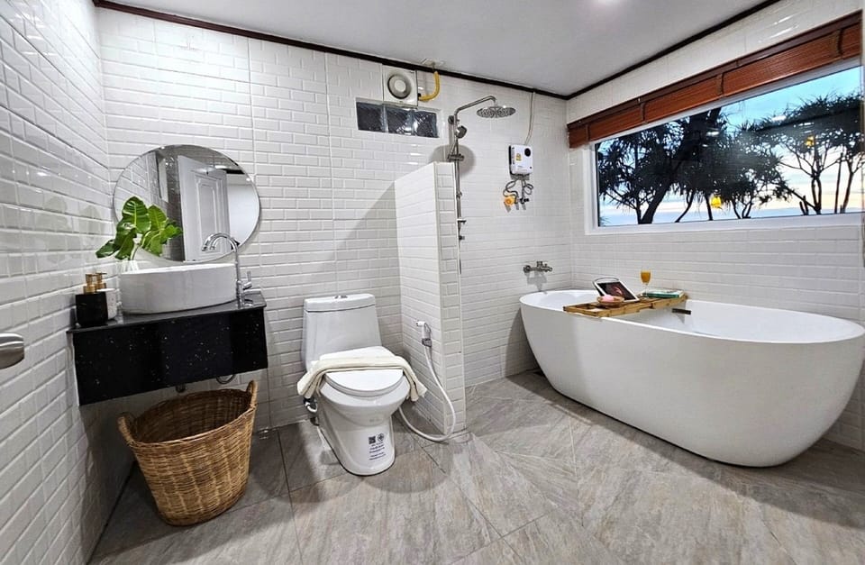 Deluxe Beach Front | Bathroom | Shower, hair dryer, bidet, towels