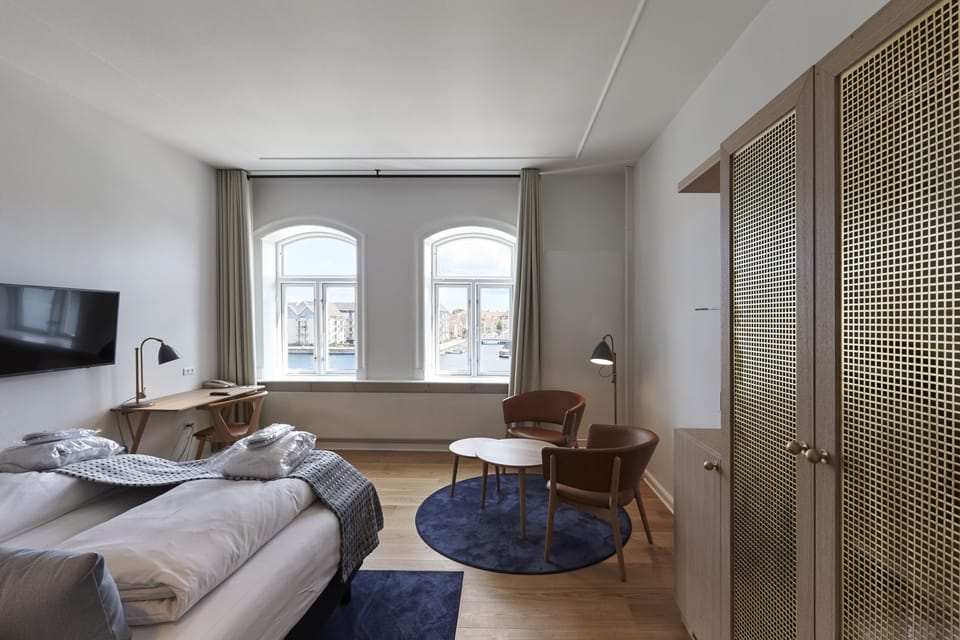 Executive View | Hypo-allergenic bedding, minibar, in-room safe, desk
