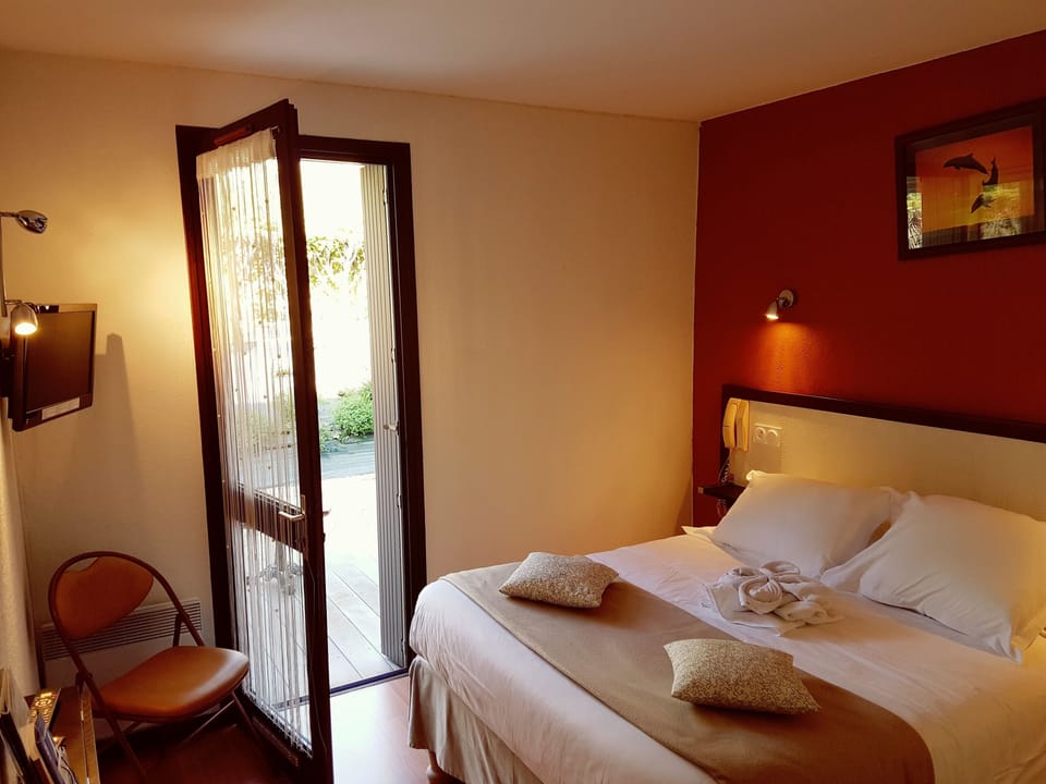 Double Room, ground floor, side laurel | Individually decorated, individually furnished, desk, laptop workspace