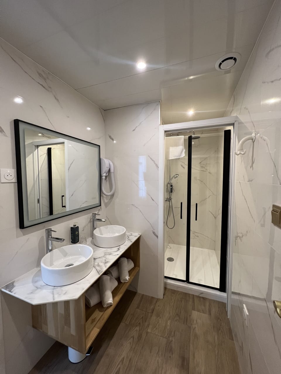 Family Room | Bathroom | Free toiletries, hair dryer, towels