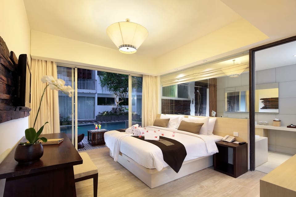Grand Premier with Pool Access | Minibar, in-room safe, desk, blackout drapes