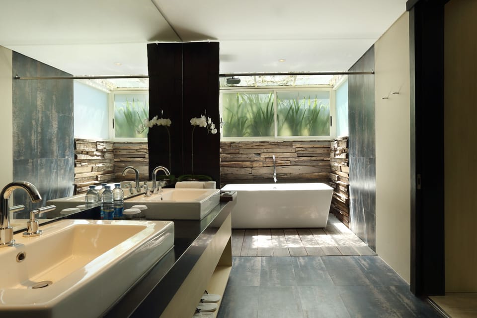 One Bedroom Suite | Bathroom | Free toiletries, hair dryer, towels, soap