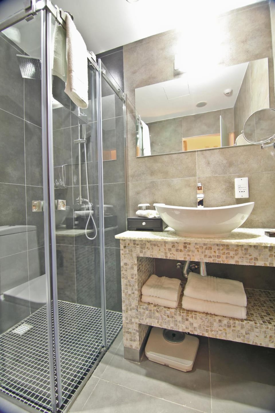 Standard Twin Room with Balcony | Bathroom | Shower, free toiletries, hair dryer, towels