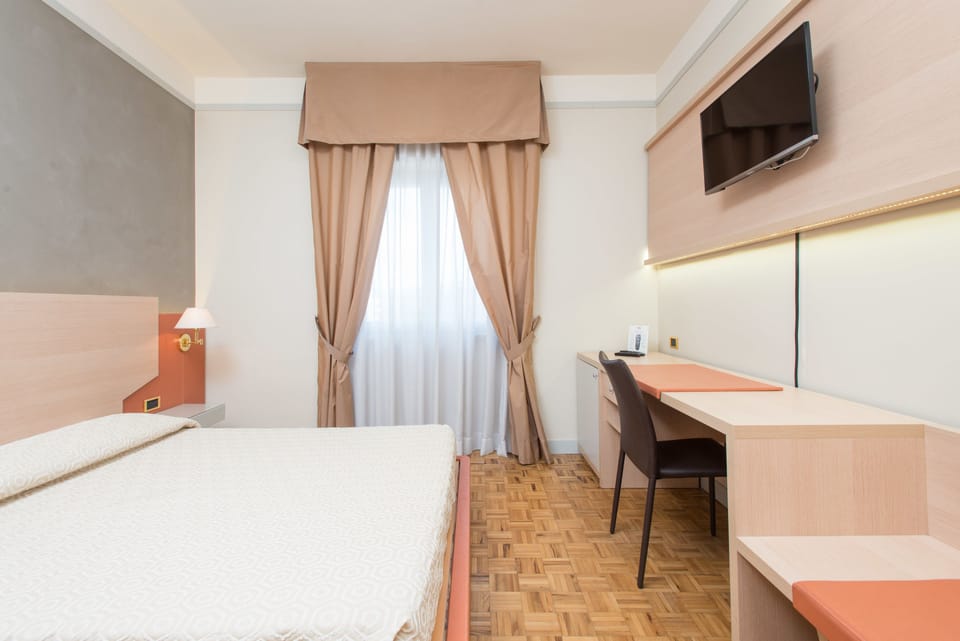 Comfort Room | Premium bedding, minibar, in-room safe, desk