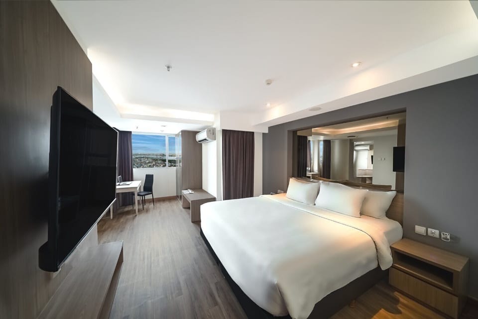 Executive Suite | Premium bedding, pillowtop beds, minibar, in-room safe