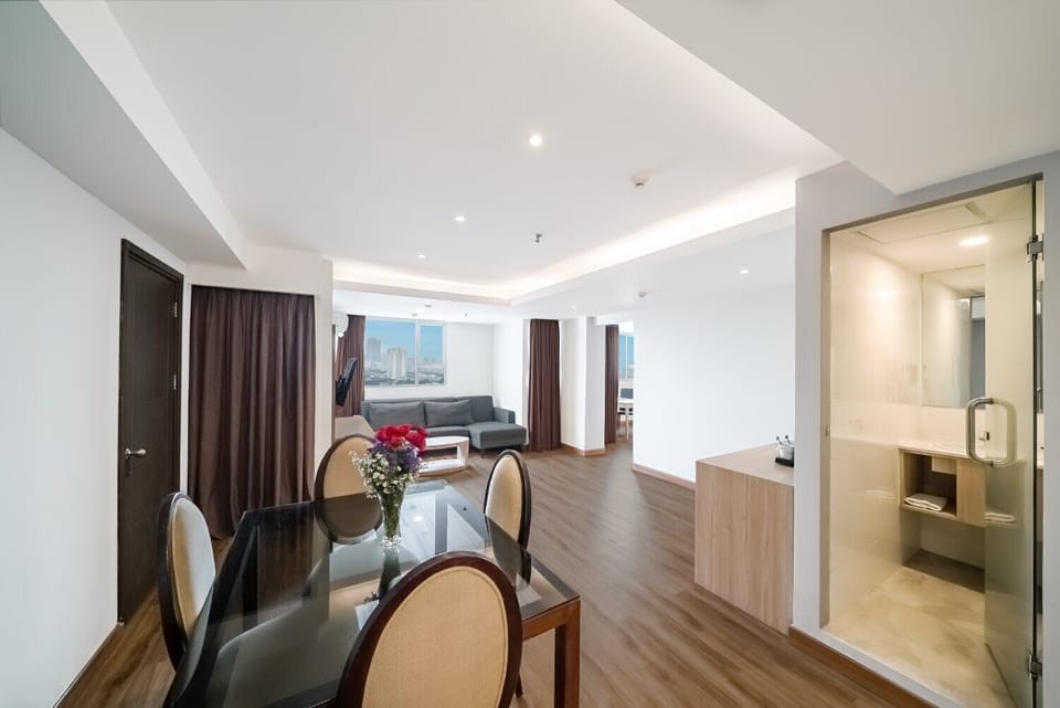 Executive Suite | Premium bedding, pillowtop beds, minibar, in-room safe