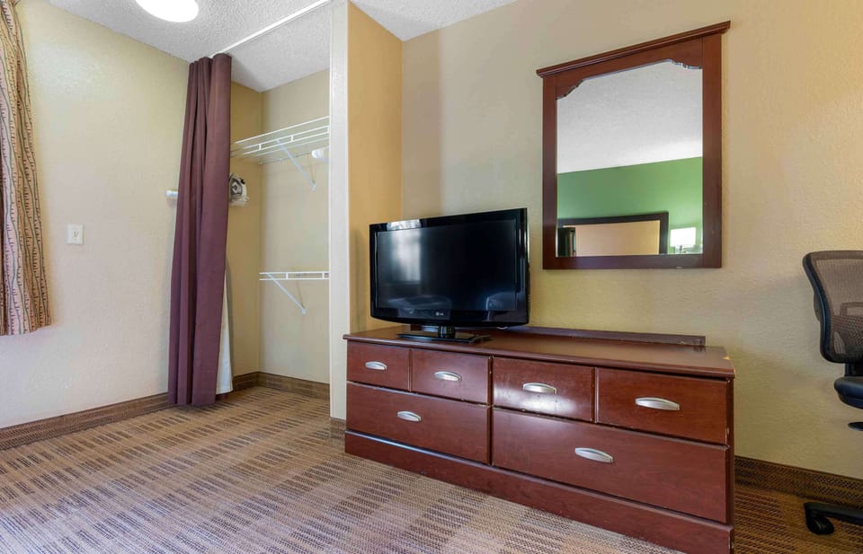 Studio, 2 Double Beds, Non Smoking | Desk, iron/ironing board, free WiFi, bed sheets