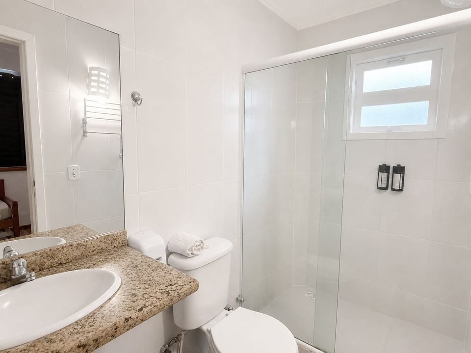 Loft | Bathroom | Shower, hair dryer, towels