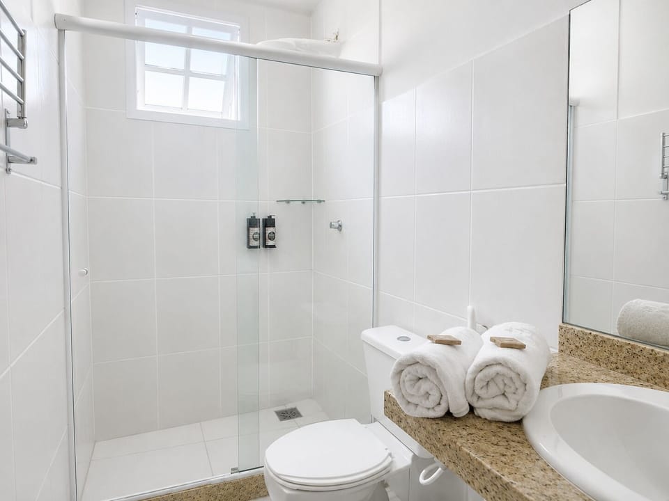 Standard Room | Bathroom | Shower, hair dryer, towels