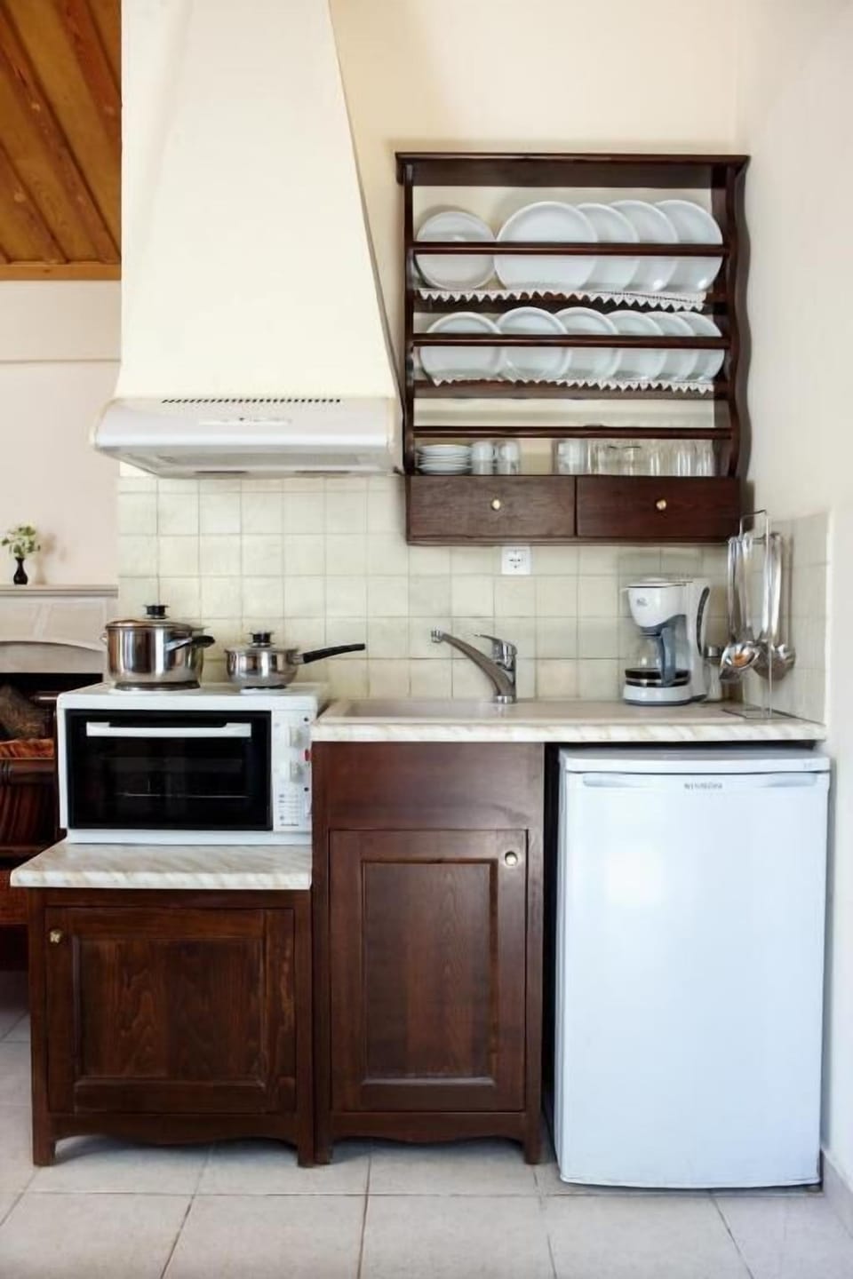 Stovetop, coffee/tea maker, cookware/dishes/utensils