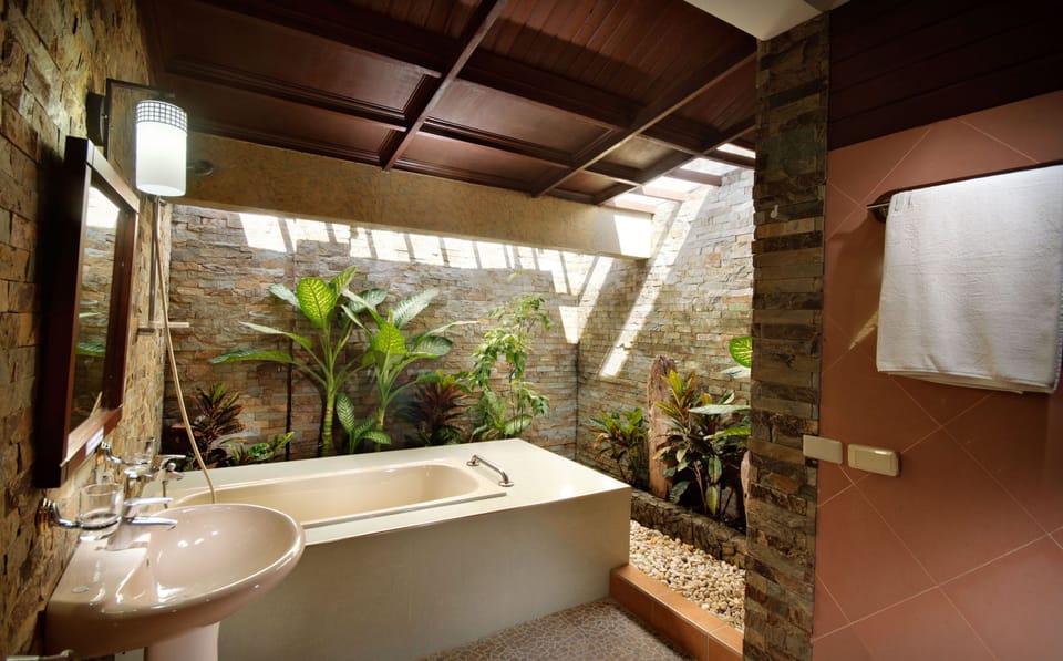Superior Deluxe Armstrong, Garden View | Bathroom | Free toiletries, hair dryer, slippers, bidet