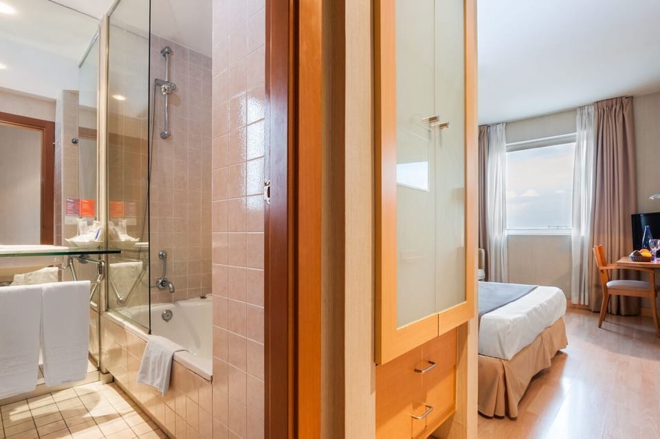 Minibar, in-room safe, desk, free WiFi
