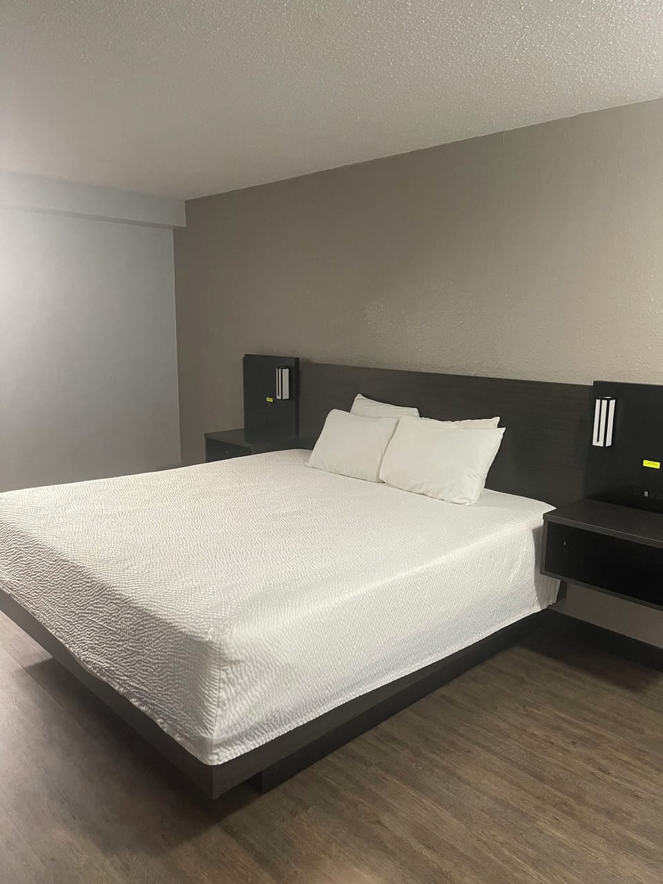 Deluxe Suite, 1 King Bed, Hot Tub | Bathroom | Combined shower/tub, free toiletries, hair dryer, towels