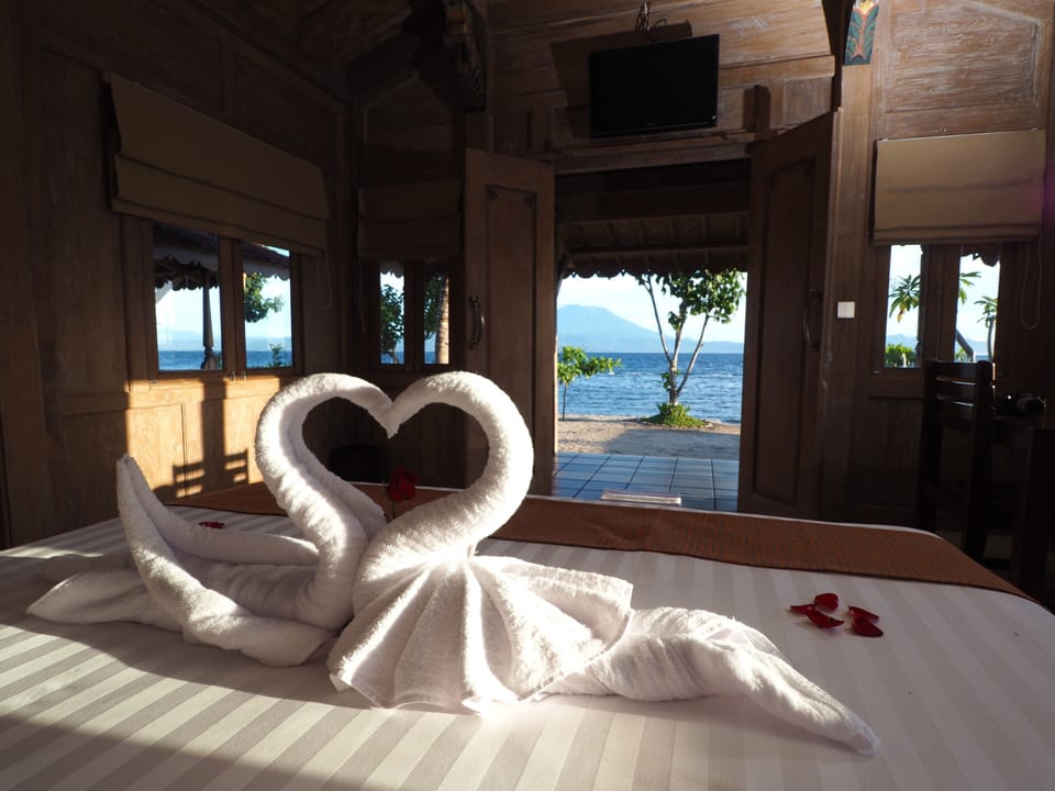 Deluxe Bungalow Beachfront View | Premium bedding, individually decorated, individually furnished, desk