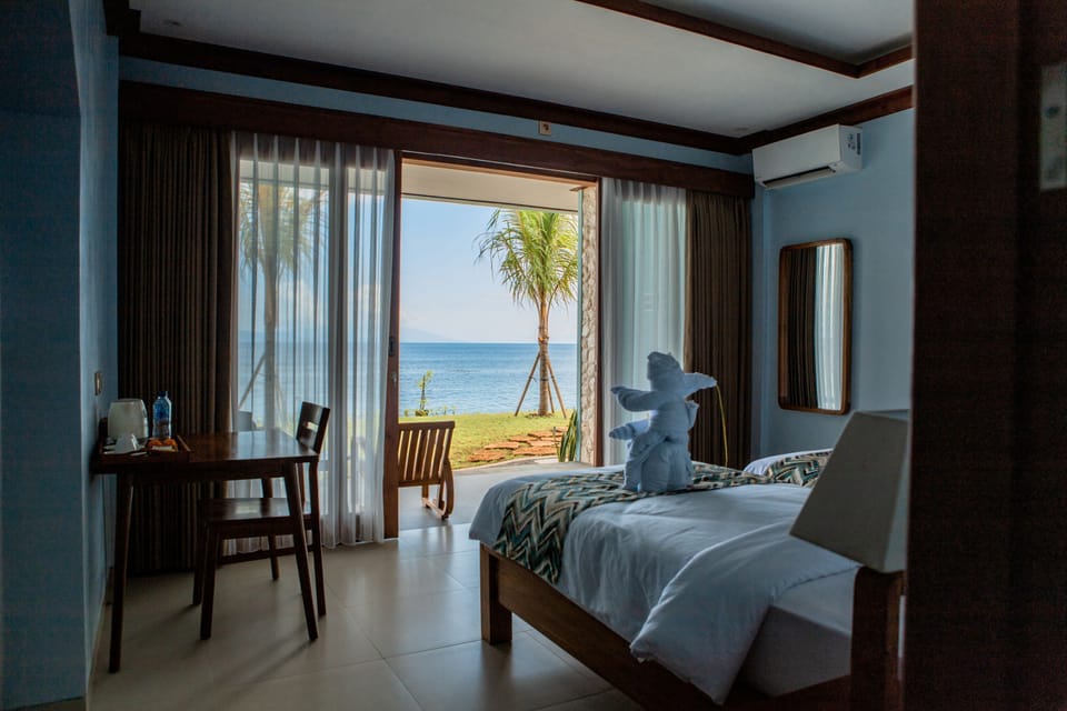Grand Deluxe Twin Beachfront Lower Floor | Premium bedding, individually decorated, individually furnished, desk