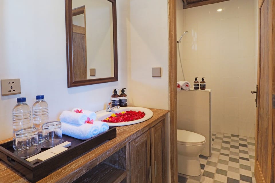 Deluxe Bungalow Beachfront View | Bathroom | Shower, bidet, towels